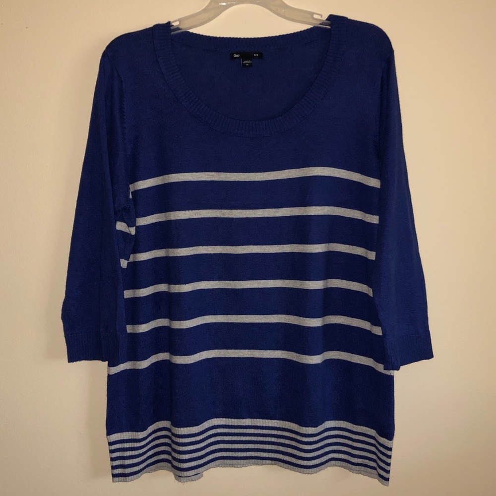 Quarter sleeve sweater with grey stripes